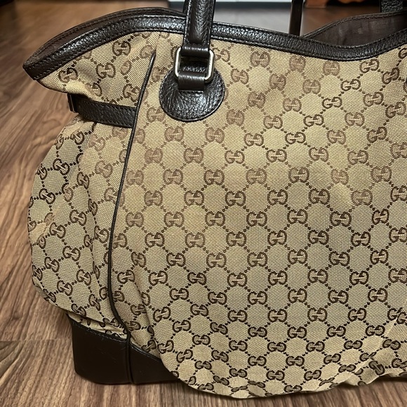 A299- 💯 % authentic Gucci shoulder bag - Picture 8 of 16